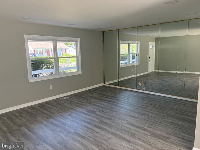 18 GLOVER LN, Willingboro, NJ 08046
