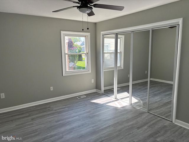 18 GLOVER LN, Willingboro, NJ 08046