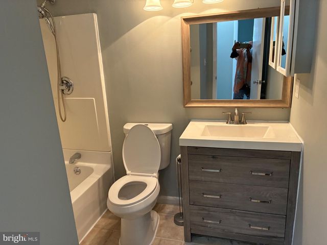 18 GLOVER LN, Willingboro, NJ 08046