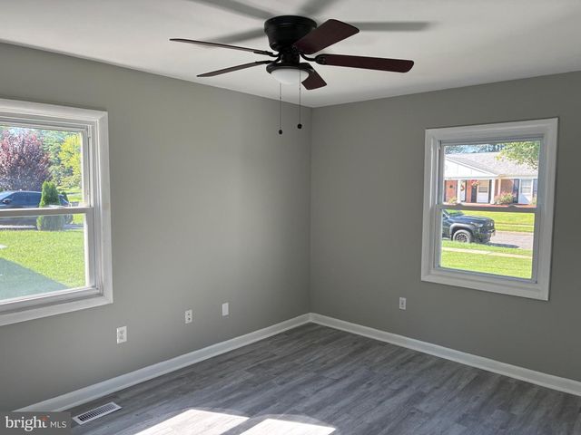 18 GLOVER LN, Willingboro, NJ 08046