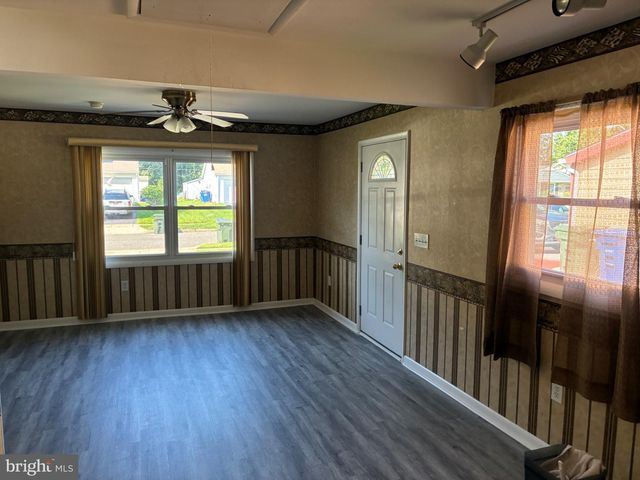 18 GLOVER LN, Willingboro, NJ 08046