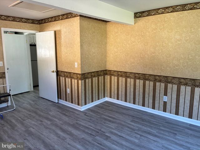 18 GLOVER LN, Willingboro, NJ 08046