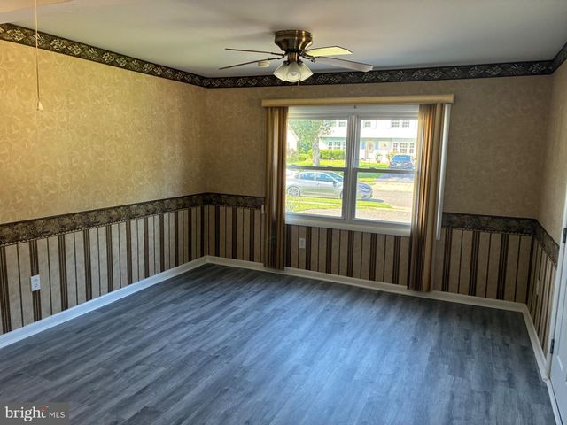 18 GLOVER LN, Willingboro, NJ 08046
