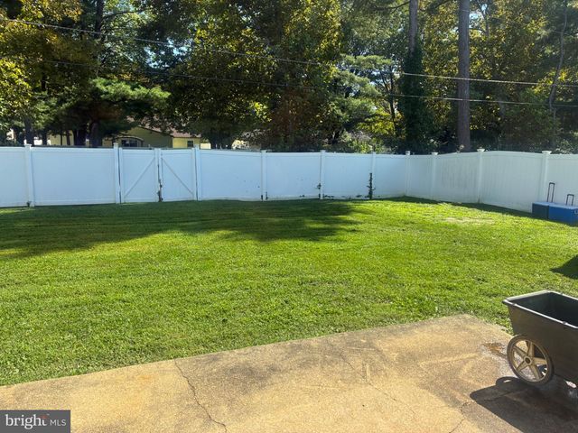 18 GLOVER LN, Willingboro, NJ 08046