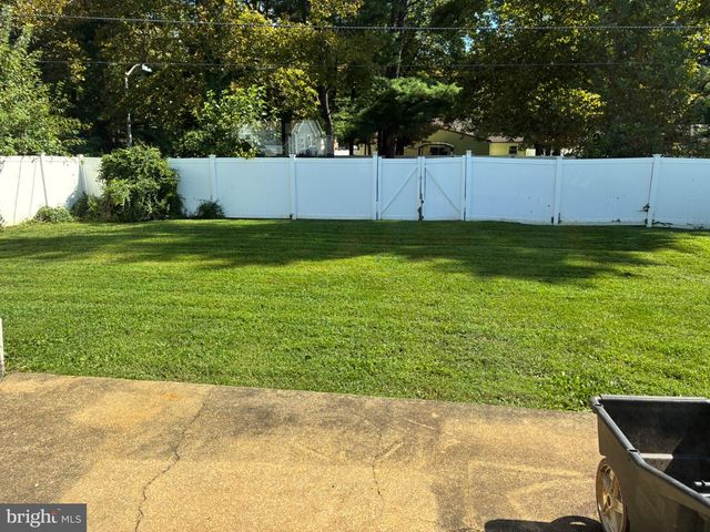 18 GLOVER LN, Willingboro, NJ 08046
