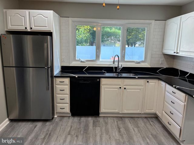 18 GLOVER LN, Willingboro, NJ 08046
