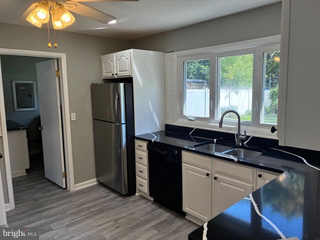 18 GLOVER LN, Willingboro, NJ 08046