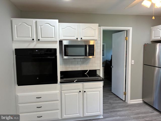 18 GLOVER LN, Willingboro, NJ 08046