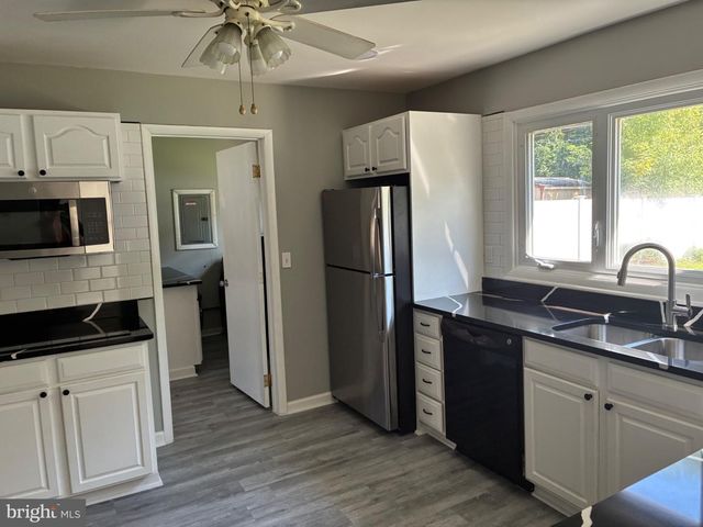 18 GLOVER LN, Willingboro, NJ 08046