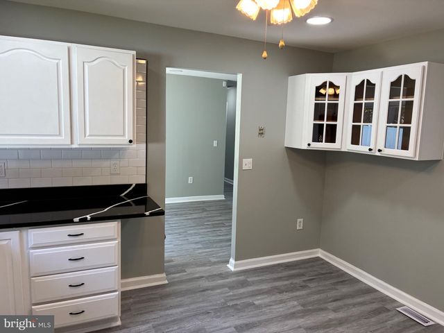 18 GLOVER LN, Willingboro, NJ 08046