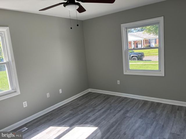 18 GLOVER LN, Willingboro, NJ 08046