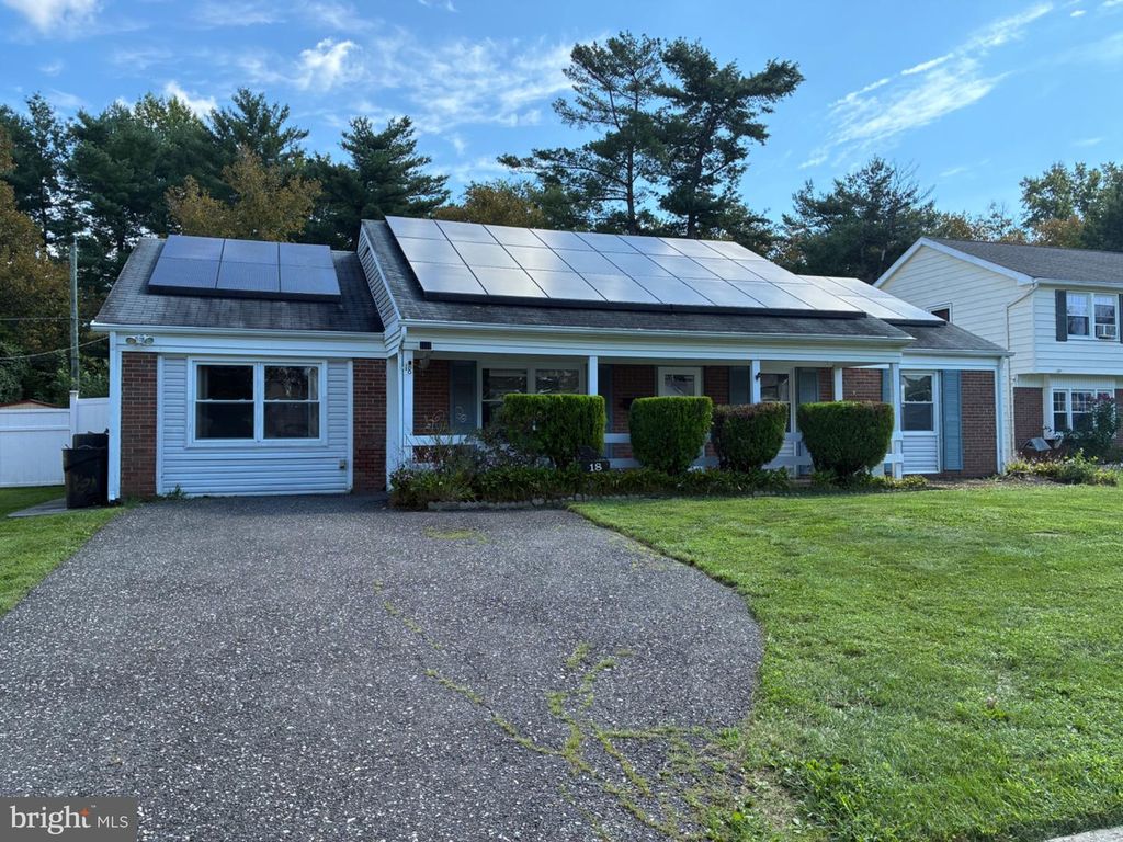18 GLOVER LN, Willingboro, NJ 08046