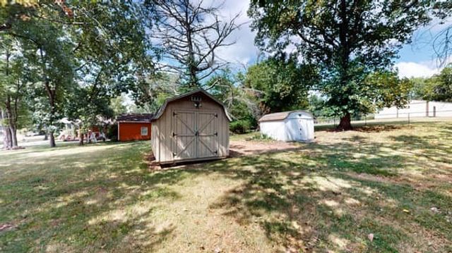 927 Woods Lake Dr, Madison, TN 37115