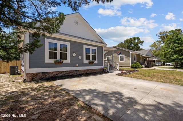 129 NE 1st Street, Oak Island, NC 28465