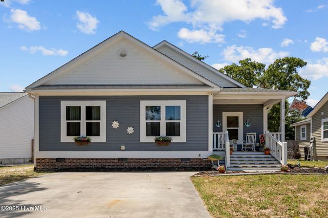129 NE 1st Street, Oak Island, NC 28465