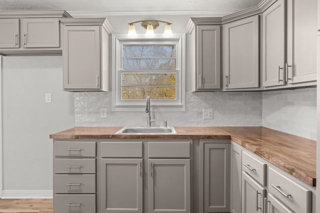 122 Brierwood Dr, Palestine, TX 75801