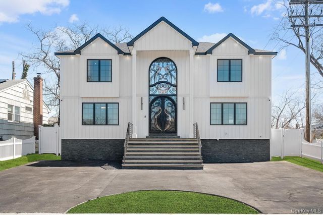 15 Forest Road, Valley Stream, NY 11581