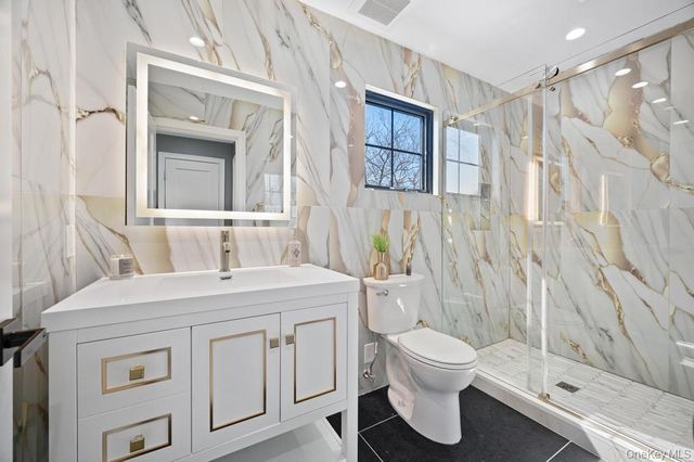 15 Forest Road, Valley Stream, NY 11581