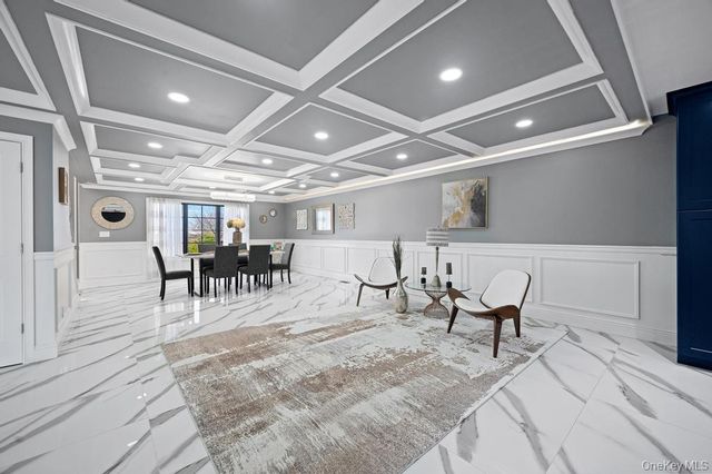 15 Forest Road, Valley Stream, NY 11581