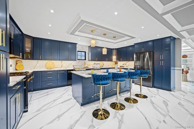 15 Forest Road, Valley Stream, NY 11581