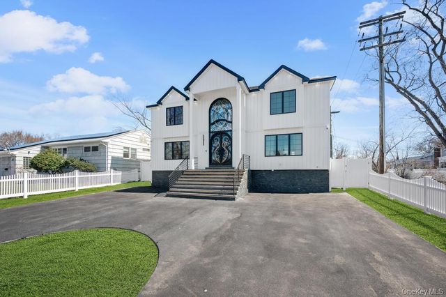 15 Forest Road, Valley Stream, NY 11581