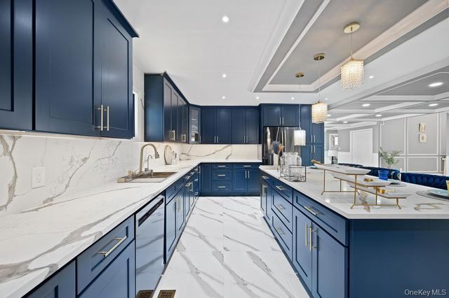 15 Forest Road, Valley Stream, NY 11581