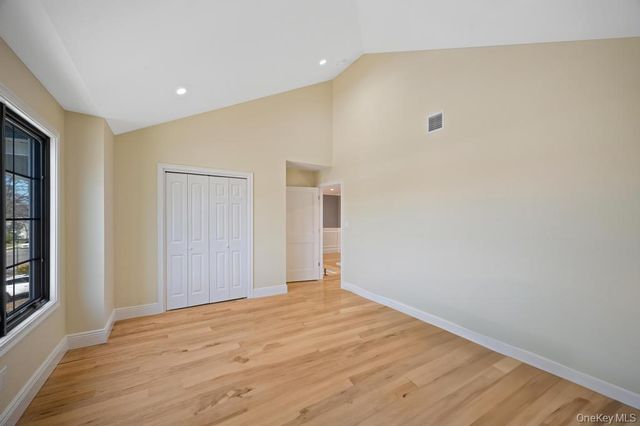 15 Forest Road, Valley Stream, NY 11581