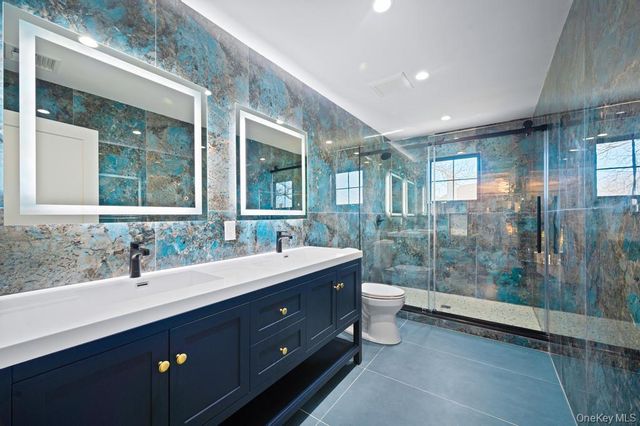 15 Forest Road, Valley Stream, NY 11581