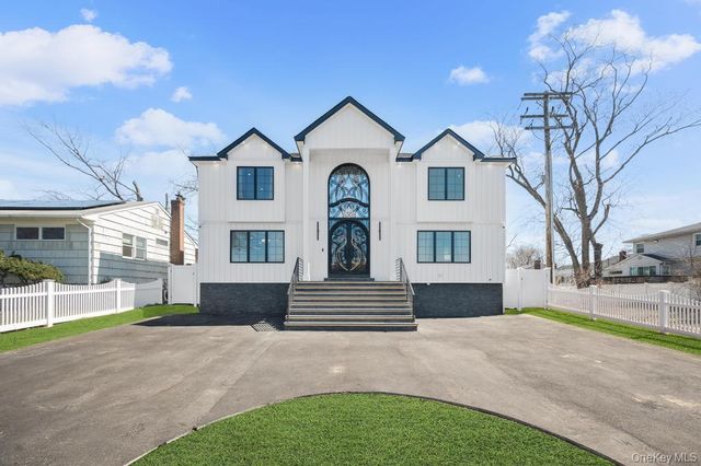 15 Forest Road, Valley Stream, NY 11581