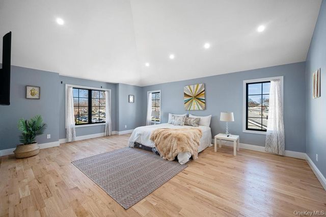 15 Forest Road, Valley Stream, NY 11581