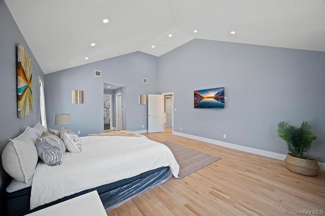 15 Forest Road, Valley Stream, NY 11581