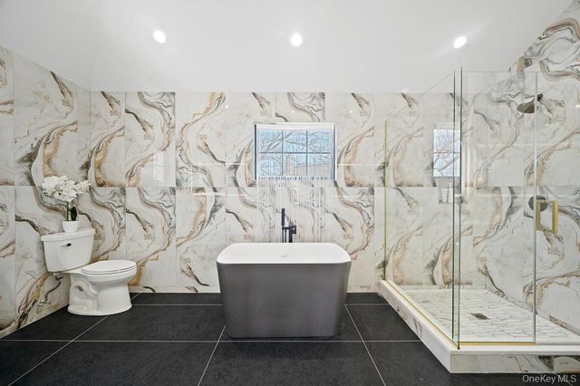 15 Forest Road, Valley Stream, NY 11581