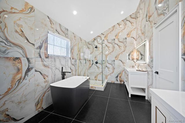 15 Forest Road, Valley Stream, NY 11581