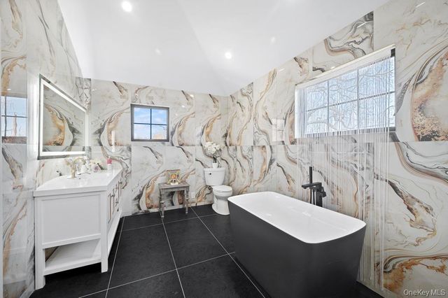 15 Forest Road, Valley Stream, NY 11581