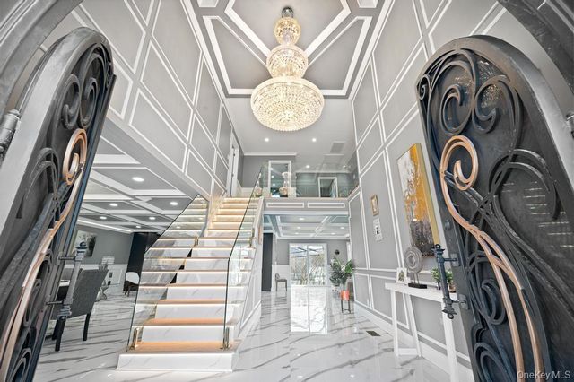 15 Forest Road, Valley Stream, NY 11581