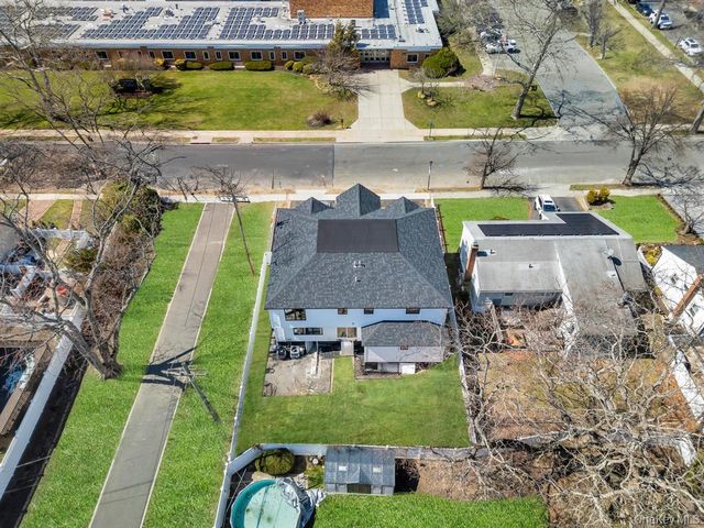 15 Forest Road, Valley Stream, NY 11581