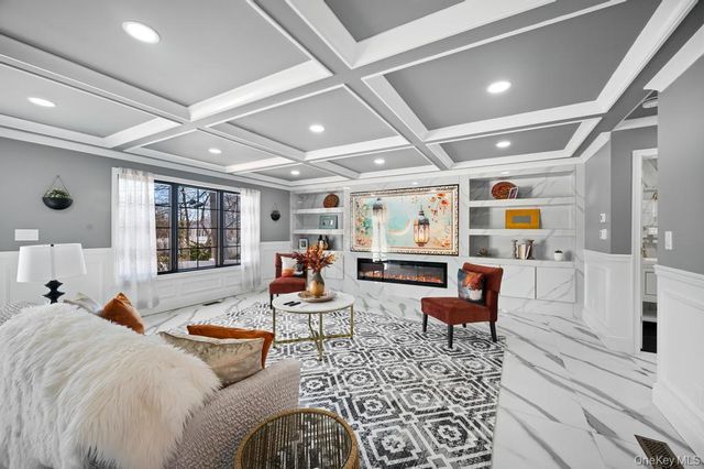 15 Forest Road, Valley Stream, NY 11581