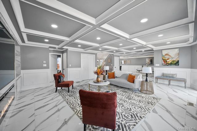 15 Forest Road, Valley Stream, NY 11581