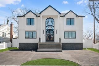 15 Forest Road, Valley Stream, NY 11581