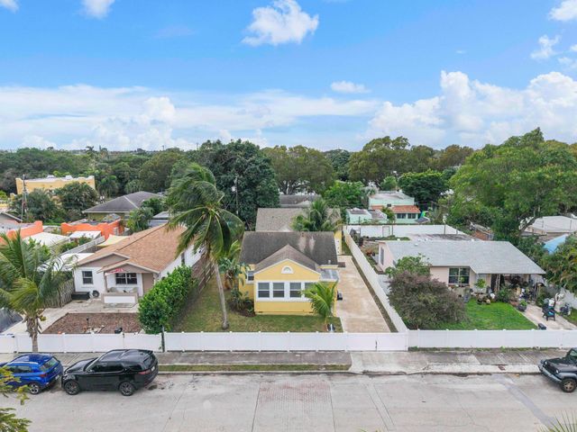 608 El Vedado, West Palm Beach, FL 33405