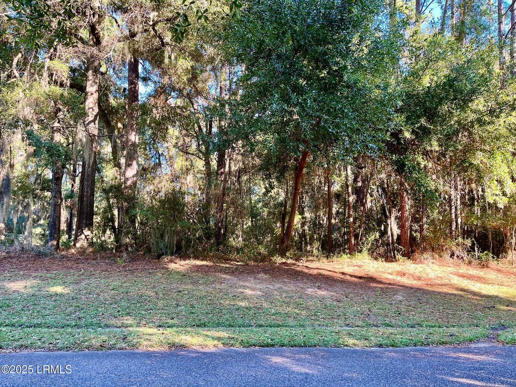 24 Little Creek Road, Lady's Island, SC 29907