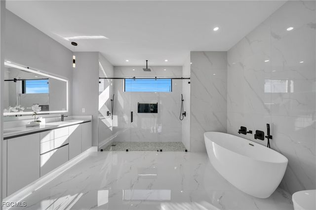 921 NW 8th TER, Cape Coral, FL 33993