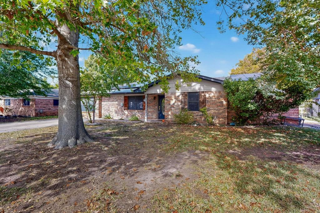 418 Hillside Drive, Gainesville, TX 76240