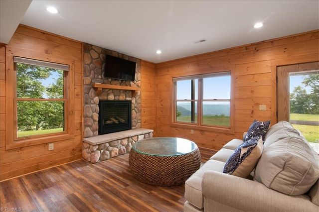 152 Hawk Pointe, Ararat, VA 24053