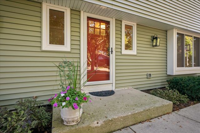 550 Longmeadow Circle, St. Charles, IL 60174