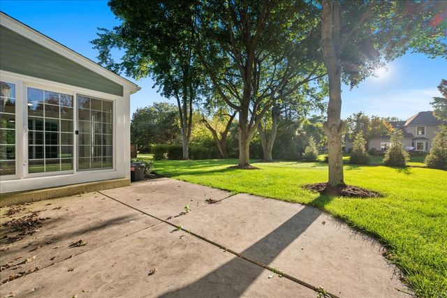 550 Longmeadow Circle, St. Charles, IL 60174