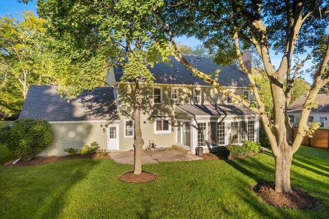 550 Longmeadow Circle, St. Charles, IL 60174