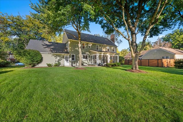 550 Longmeadow Circle, St. Charles, IL 60174
