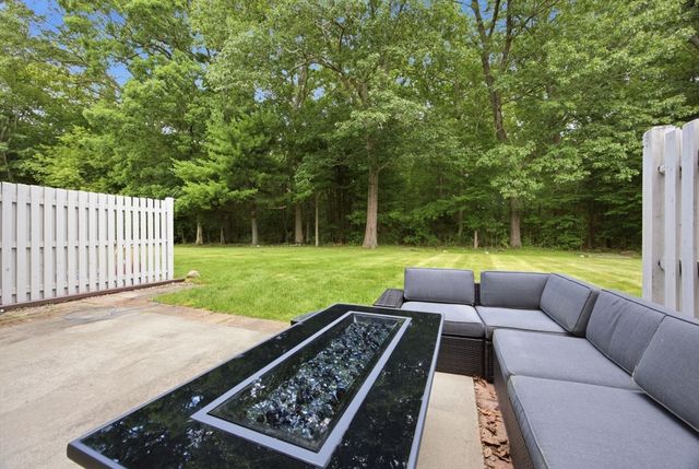 77 Willow Pond Dr 77, Rockland, MA 02370