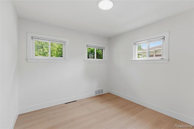 21661 Whitmore Street, Oak Park, MI 48237